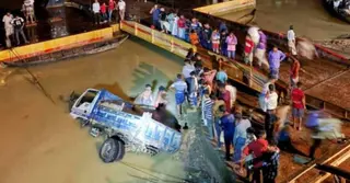রাঙামাটির চন্দ্রঘোনায় ফেরির অপেক্ষায় থাকা ট্রাক পড়লো কর্ণফুলীতে